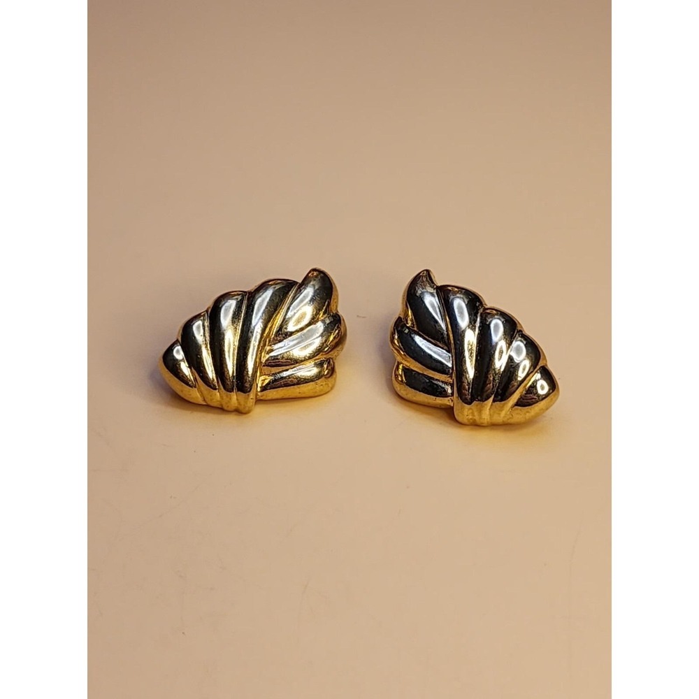64 Yr Old Signed CROWN TRIFARI Gold Tone Scalloped Clip-On Earrings FREE $HIP!! - Picture 2 of 7